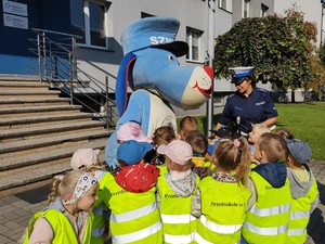 przedszkolaki sznupek i policjantka