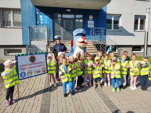 zdjęcie grupowe przedszkolaków sznupka i policjantki