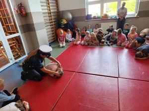 policjantka tłumaczy jak się zachować w przypadku spotkania z agresywnym psem