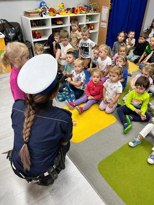 policjantka prowadzi prelekcje