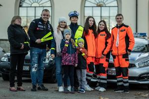 zdjęcie kolorowe przedstawiające stojących koło siebie policjantkę, ratowników oraz dziennikarzy