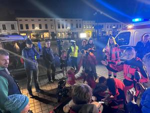 zdjęcie kolorowe po zmroku, rynek z ludźmi