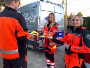 zdjęcie kolorowe, ratownicy rozdają odblaski