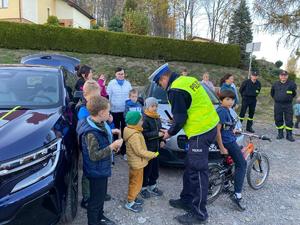 zdjęcie kolorowe, policjant rozdaje odblaski