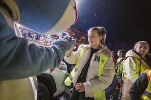 zdjęcie kolorowe dziewczynka przybija piątkę ze sznupkiem