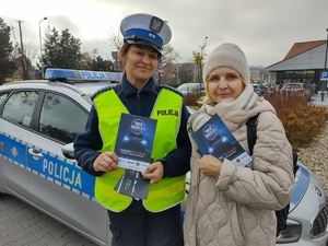 zdjęcie kolorowe policjantka obok nie stoi kobieta obie trzymają ulotki