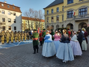 orkiestra stoi tyłem w tle uczniowie klasy wojskowej zdjęcie kolorowe