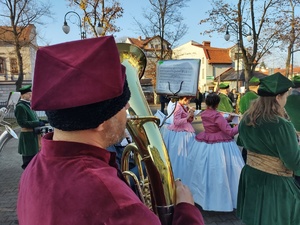 zdjęcie kolorowe zbliżenie na trębacza