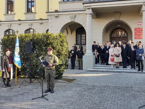 prowadzący uroczystość i goście honorowi