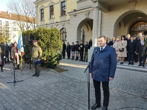 zdjęcie kolorowe przemówienie starosty