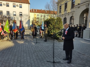 zdjęcie kolorowe przemówienie burmistrza