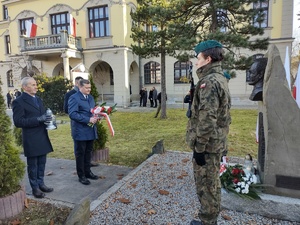 zdjęcie kolorowe złożenie wiązanek przez starostę