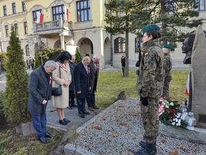 oddanie hołdu przez osoby składające wiżanki