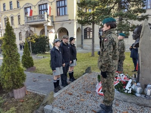 złożenie wiązanki przez harcerzy