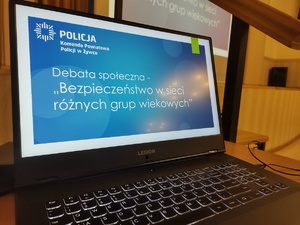 zdjęcie kolorowe laptopa w tle wyświetlony slajd