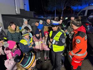 zdjęcie kolorowe policjantka zadaje zagadki dzieciom