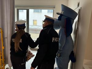 zdjęcie kolorowe policjanci i sznupek w pokoju szpitalnym