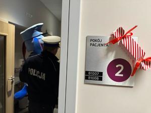 zdjecie tabliczkli do pokoju w tlew policjant i sznupek