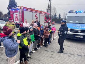 zdjęcie kolorowe policjantka rozmawia z dziećmi o bezpieczeństwie