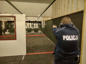 zdjęcie kolorowe zbliżenie na policjanta podczas strzelania