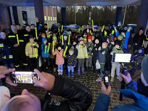 zdjęcie grupowe uczestników akcji na pierwszym planie osoby robiące im zdjecie