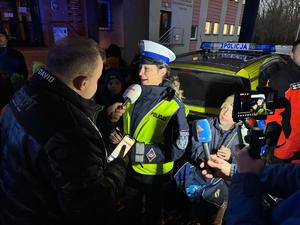 policjantka podczas nargania