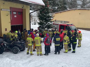 zdjęcie kolorowe uczestnicy poszukiwań podczas odprawy