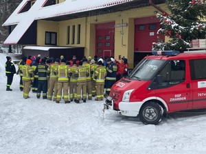 zdjęcie kolorowe strażacy i goprowcy i inne służby