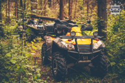 zdjęcie kolorowe poglądowe quad w lesie