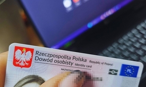 zdjęcie kolorowe poglądowe dłoń z dowodem osobistym