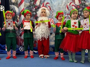 zdjęcie kolorowe, przedszkolaki w śmiesznych strojach skrzatów i mikołaja