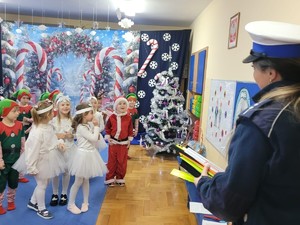 zdjęcie kolorowe, policjantka i przedszkolaki