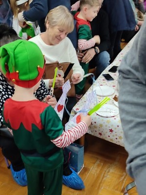 zdjęcie kolorowe, przedszkolak z dziadkami