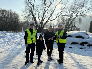 policjanci i piesi cyklista i pieszy