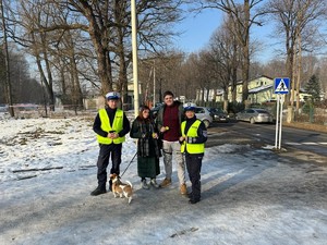 policjanci i piesi