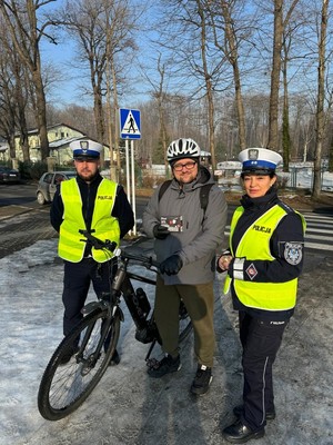 policjanci i rowerzysta