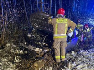 zdjęcie kolorowe, strażak ocina zasilanie w samochodzie