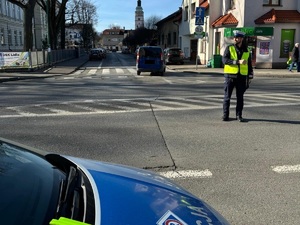 Policjant w czasie działań w rejonie przejścia dla pieszych