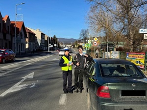 policjantka obok niej kierowca