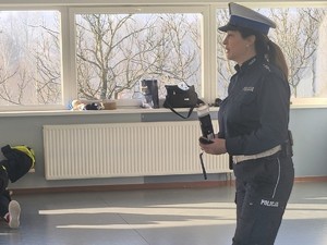 zdjęcie kolorowe w sali gimnastycznej, policjanta na środku sali