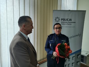 pani komendant wręcza kwiaty naczelnikowi