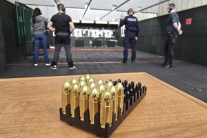 na pierwszym planie amunicja w tle policjanci i instruktorzy