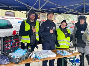zdjęcie kolorowe policjanci na stoisku profilaktycznym