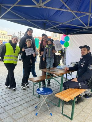 rodzina z kartkami na których mają odbitki linii papilarnych w tle rynek