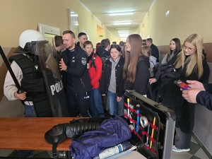 policjanci podczas prezentacji sprzętu