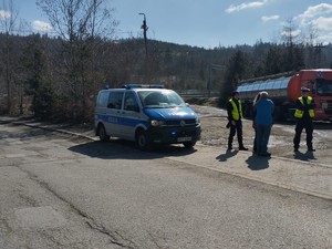 policjanci i pracownik weterynarii rozmawiają z mężczyzną podczas kontroli