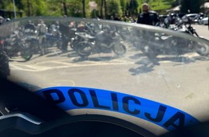 zbliżenie na motocykl policyjny w tle motocykliści