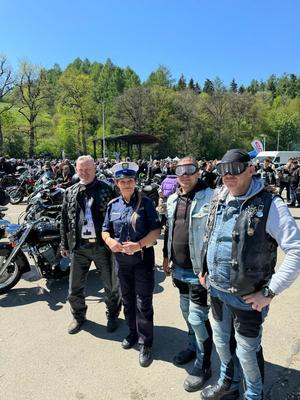 motocykliści w założonych alkogoglach stoją obok siebie i policjantki