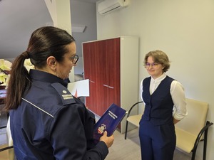 komendant powiatowa wręcza kwiaty dziewczynie