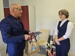 wójt gminy wręcza podziękowania